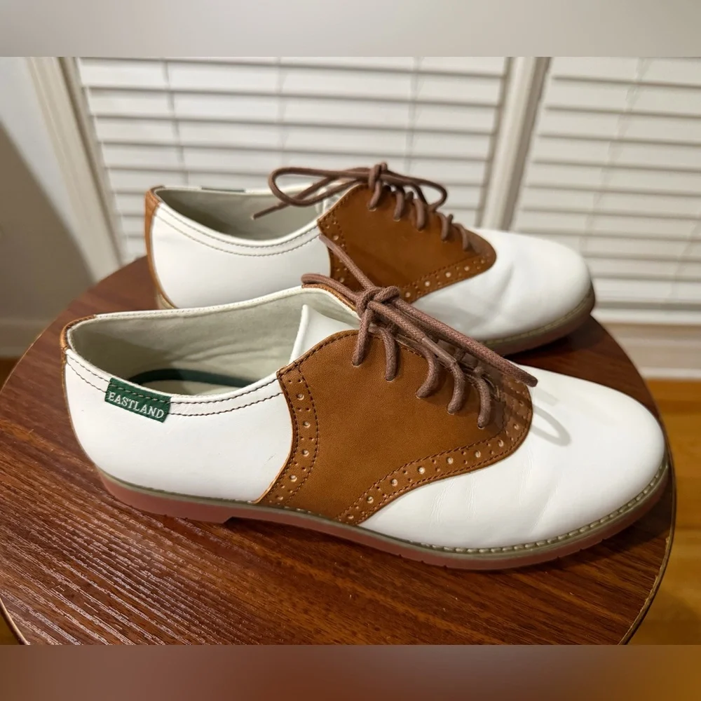 Eastland Women’s White and Brown Women's Flats! Size 8! Best Offer Accepted! 🤍🤎 - Picture 2 of 13